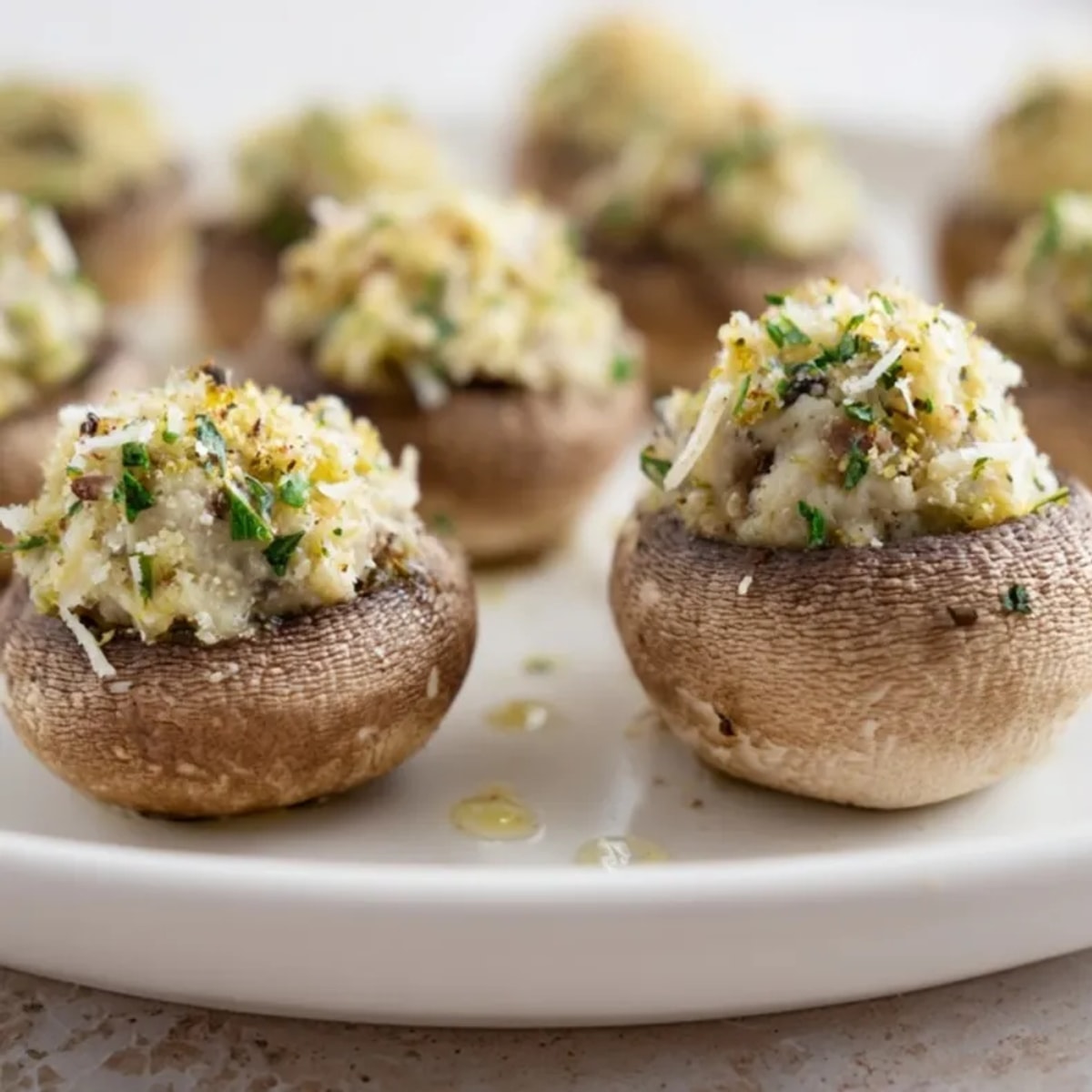 Delicados champiñones rellenos de manchego: observe el dorado queso y los brillantes toques de hierbas.