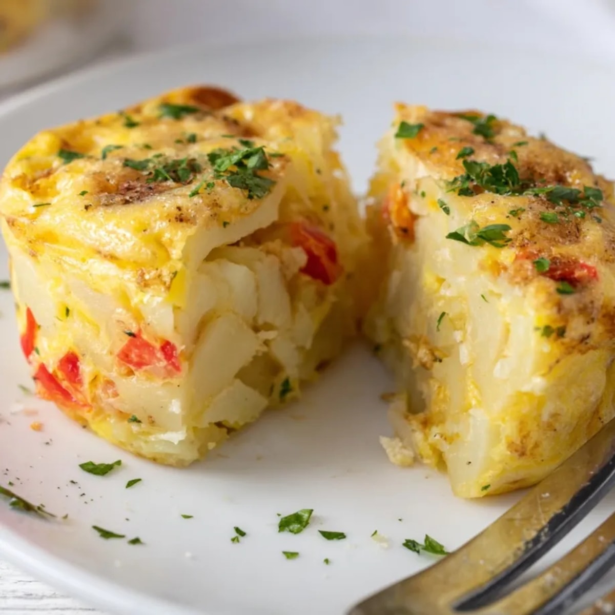 Muffins de tortilla española horneados; huevos esponjosos con patatas y cebollas carmelizadas.