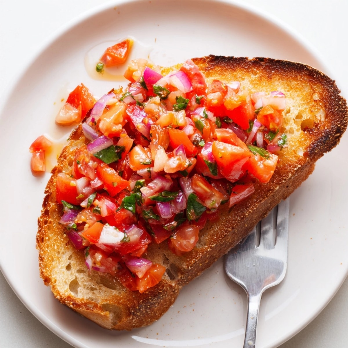 Tostadas crujientes con salsa fresca de tomate: una explosión mediterránea en cada bocado.