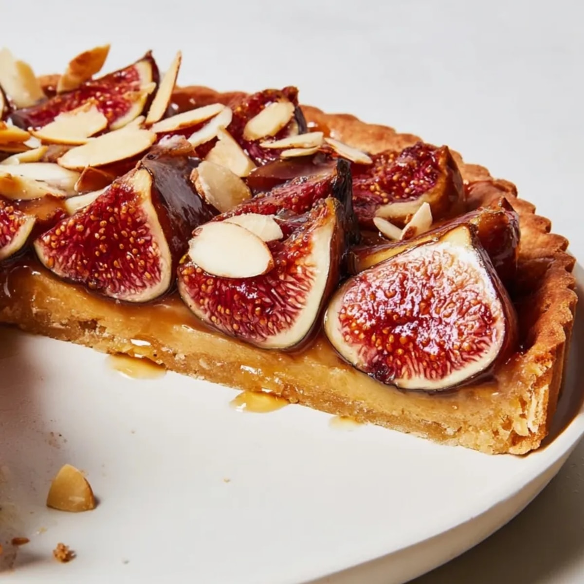 Tarta otoñal de higos asados y almendras con crema y corteza dorada.