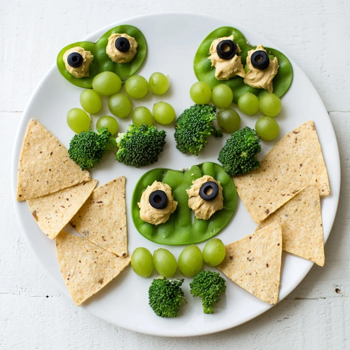 Deliciosos Attaque dExtraterrestres Snacks Verts, coloridos y crujientes, con guacamole y crema.