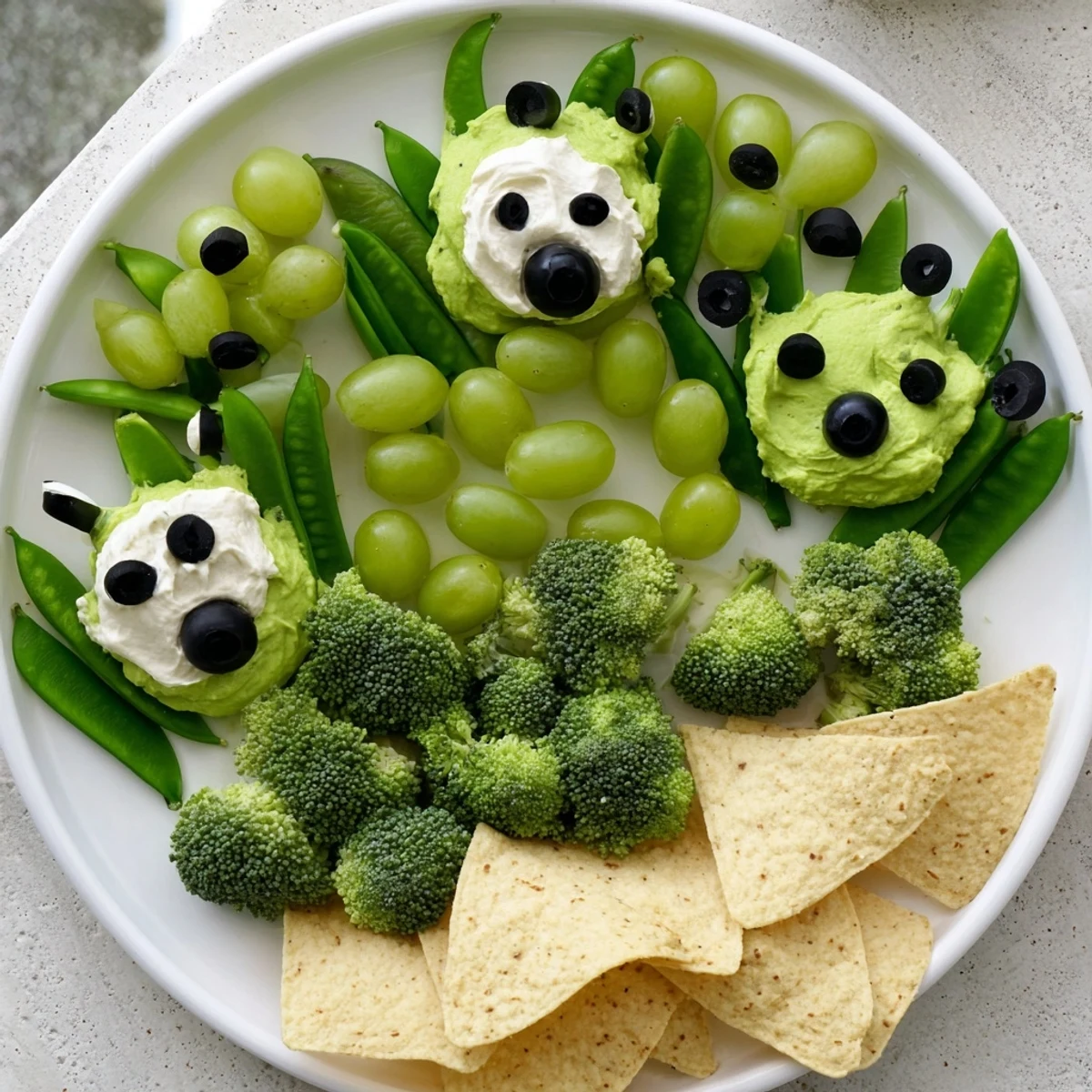 Attaque dExtraterrestres Snacks Verts: un plato divertido con verduras verdes y aderezos cremosos, listos para servir.