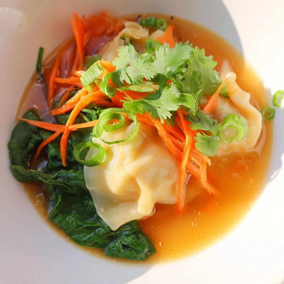 Red Curry Wonton Soup caliente con cebolletas y chile rojo, a punto para una cena reconfortante y fácil.