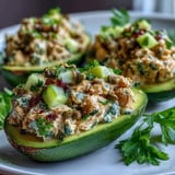 Ensalada de atún de garbanzos rellena de aguacate cremoso y fresco con eneldo y limón.  