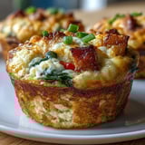 1. Deliciosos muffins de huevo con jamón y vegetales, cargados de proteínas y queso derretido, ideales para desayunos rápidos y saludables.  