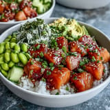 Bol de salmón poke fresco con aguacate sedoso sobre arroz, listo para disfrutar.