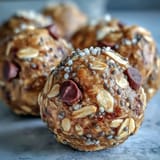 Bocaditos de proteína con mantequilla de maní y avena, listos para llevar.