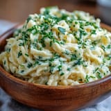 Deliciosa espátula de hierbas frescas servida caliente con mantequilla burbujeante y perejil fresco.