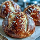 Doradas y crujientes piezas de pan de pretzel listas para untar mantequilla.