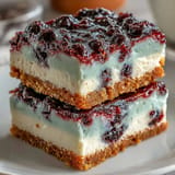 Delicadas barras de cheesecake de limón y arándanos, refrescantes y con sabor casero.