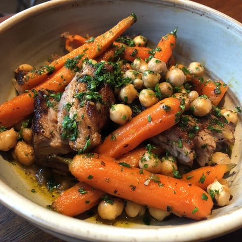 Carne de cerdo y garbanzos con papas.