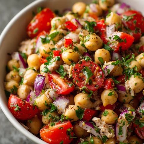Chickpea salad con tuna, pimiento y cebolla roja.