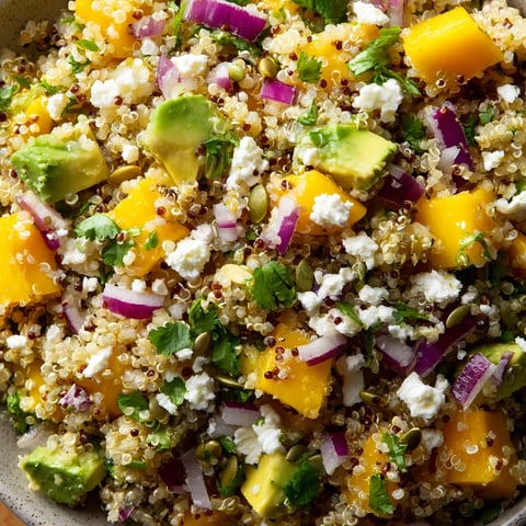 Una deliciosa ensalada de quinoa con mango, aguacate y queso fresco.