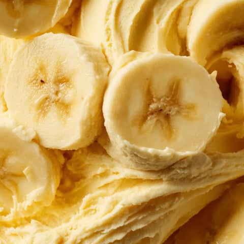 Bananas en un plato de crema de banana.