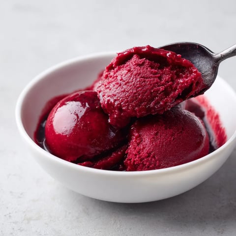 Un bol de sorbet groseille rouge y cassis.