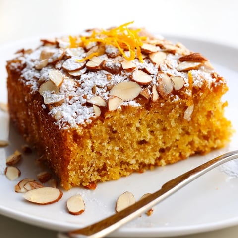 Pastel de almendra y naranja español, decorado con azúcar glas y almendras tostadas.  