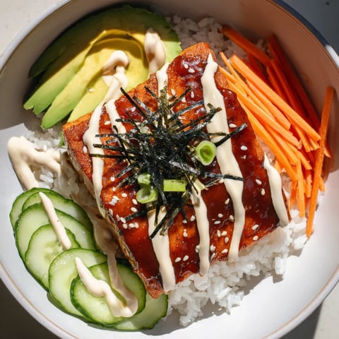 Tazones de teriyaki salmon, con salmón brillante y brillante, servidos con arroz, vegetales frescos.