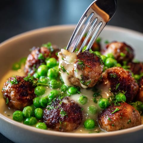 Meatballs con verduras y salsa de vino blanco.