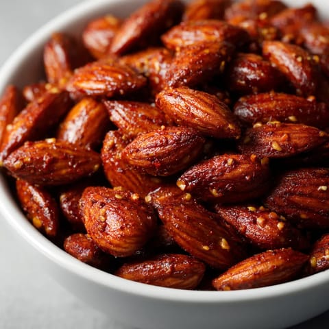 Un plato con almendras picadas y especias.