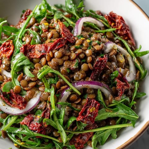 Ensalada de lentejas con tomate seco y rúcula.