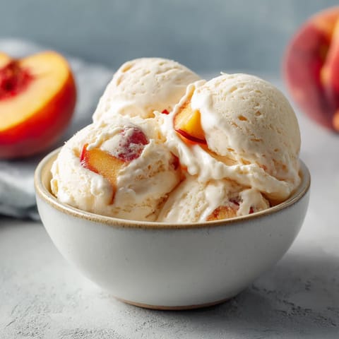 Helado casero de yogur y melocotón.