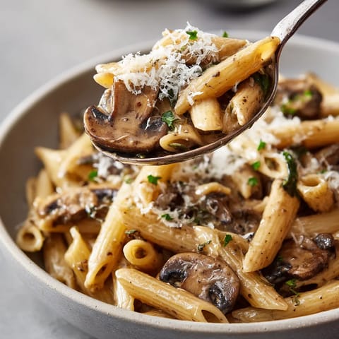 Penne con salsa crema de cacao y champiñones.