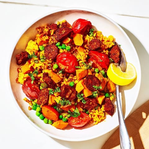 Deliciosa paella de chorizo vegetal y batata, un festín vegano español para compartir.