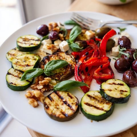 Disfruta de un sabroso tablero "Girl Dinner" con aceitunas saladas, frutos secos crujientes y verduras asadas.
