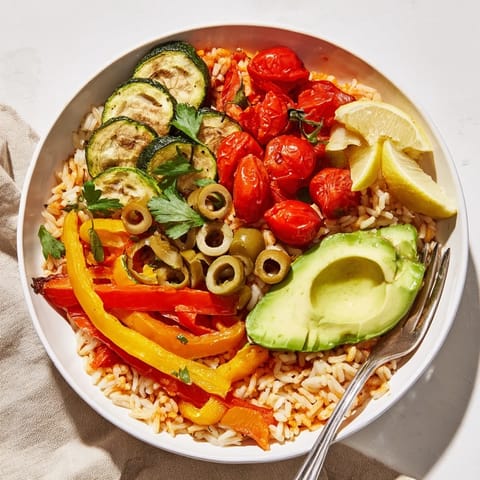 Reconfortante receta de tazones de arroz español con sabores frescos y coloridos.  