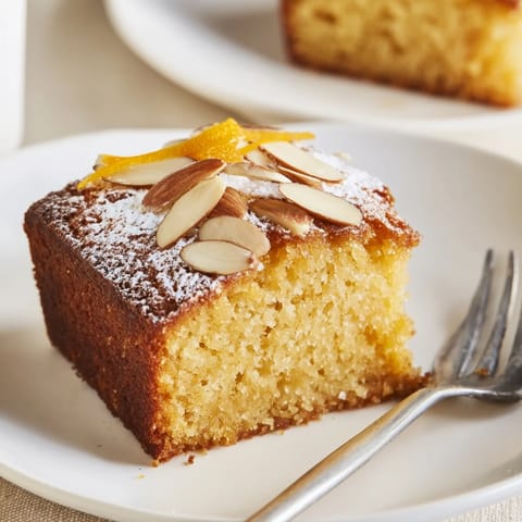 Dulce y húmedo pastel de almendras y naranja, ideal para té de la tarde.  