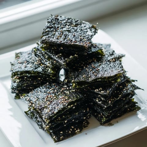 Seaweed Snacks de Vague Surf, a vegan-friendly and gluten-free snack, served with wasabi peas.