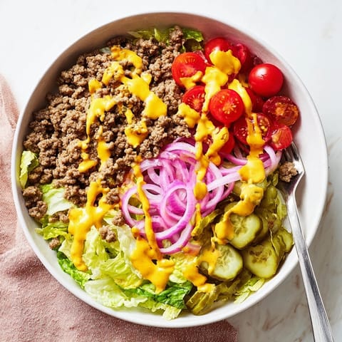 Una porción generosa de Easy Big Mac en un tazón con queso derretido y salsa especial.