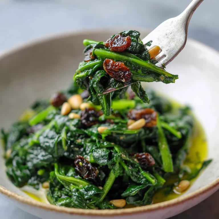 Plato de espinacas con nueces y pasas.