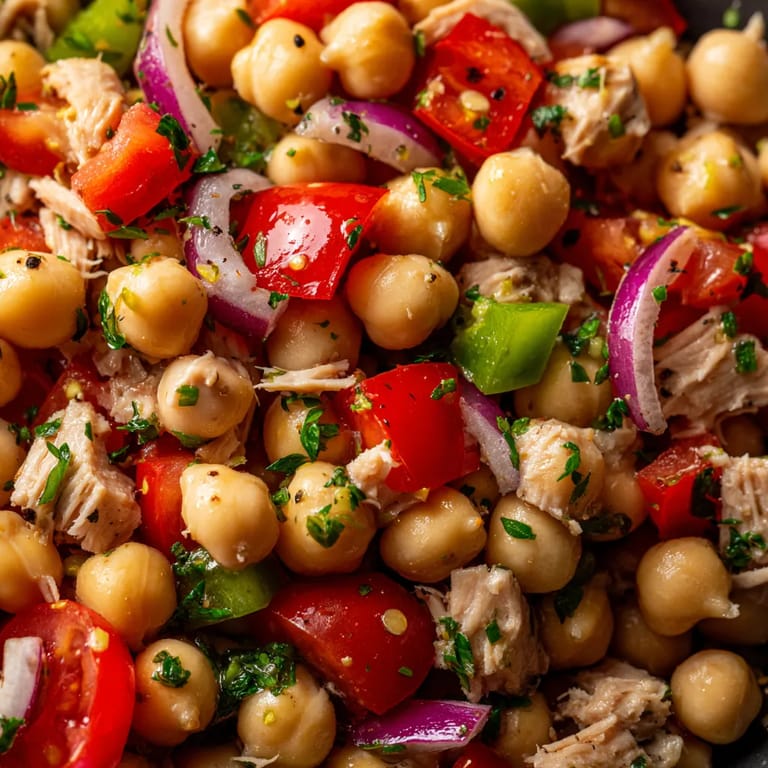 Salade espagnole con chicharrones y tomates.