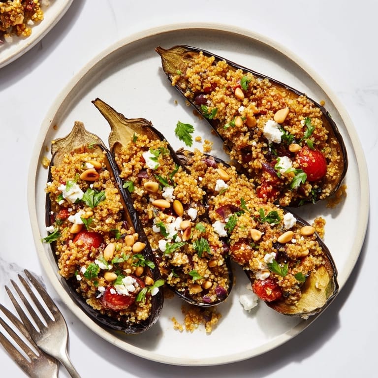 Tierno, berenjena rellena con quinua especiada y pasas, una comida vegetariana aromática y colorida.