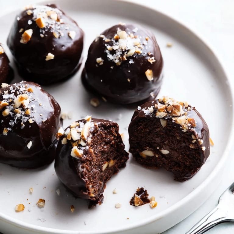 Deliciosas trufas de pastel de chocolate con ganache de sobrasada, perfectas para compartir.  