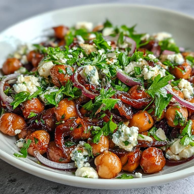 Brillante Ensalada Divorcio con cebolla crujiente y hierbas frescas, lista para comer fría.