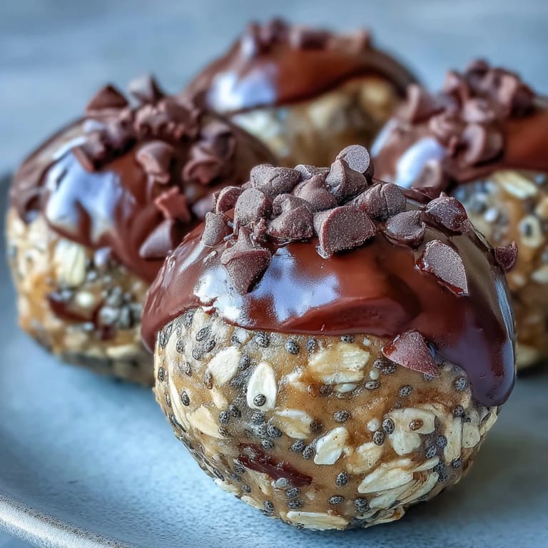 Fotos de bocaditos de proteína con mantequilla de maní y avena, un tentempié saludable y rápido.