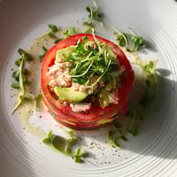 Tomate y atún en una cama.