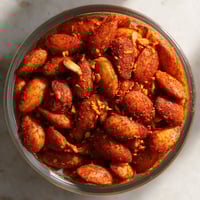 Un bol de almendras con especias.