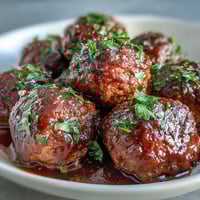 Albóndigas jugosas y aromáticas en salsa de tomate, perfectas para servir en una fiesta de inauguración de casa. Preparadas sin esfuerzo en una olla de cocción lenta y listas para compartir.