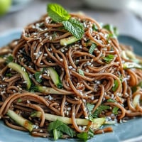 Ensalada fría de soba con aderezo de jengibre y sésamo refrescante para verano.