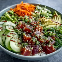 Un colorido tazón de ensalada de atún en lata, vibrante y fresco.