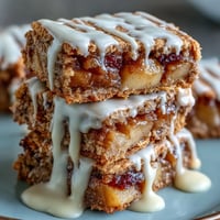 Deliciosos sándwiches de galleta Graham de pastel de manzana con glaseado dulce.